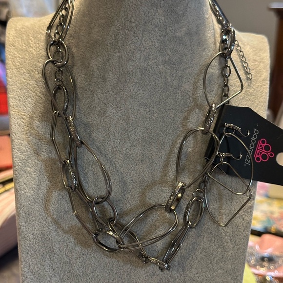 Bold Chain Necklace in Gunmetal by Paparazzi - Picture 4 of 4